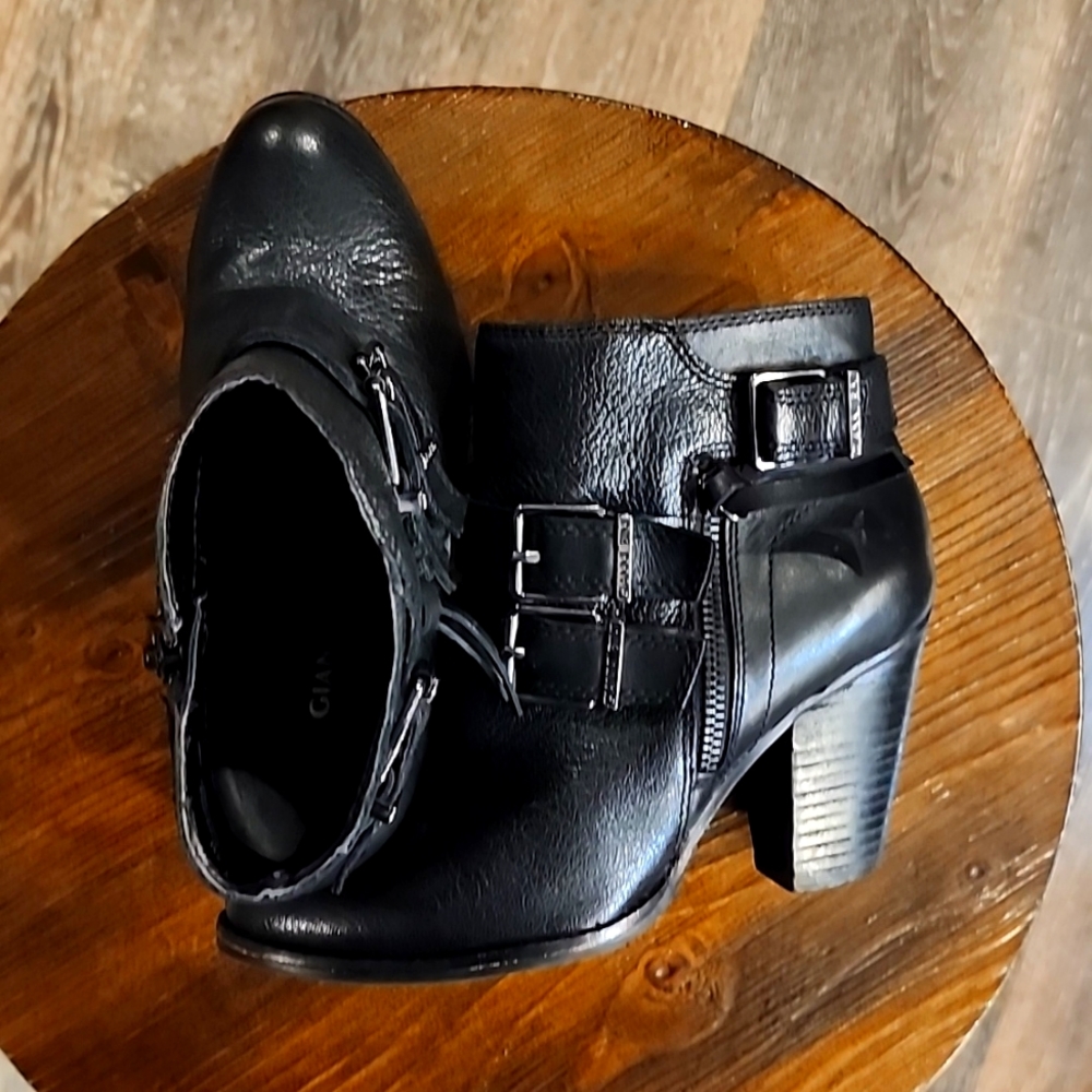 Excellent condition Black Gianni Bini boots with buckles